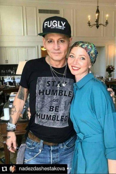 Aparência de Johnny Depp durante turnê na Rússica e choca fãs: 'Ele não parece bem' Aparência de Johnny Depp durante turnê na Rússica e choca fãs: 'Ele não parece bem'