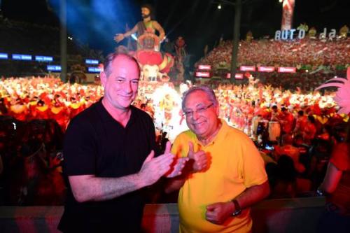Amazonino Mendes recebe Ciro Gomes, no Bumbódromo de Parintins Amazonino Mendes recebe Ciro Gomes, no Bumbódromo de Parintins