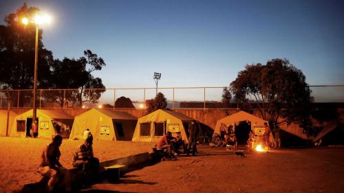 Refugiados venezuelanos são agredidos e expulsos de tendas em Roraima Refugiados venezuelanos são agredidos e expulsos de tendas em Roraima