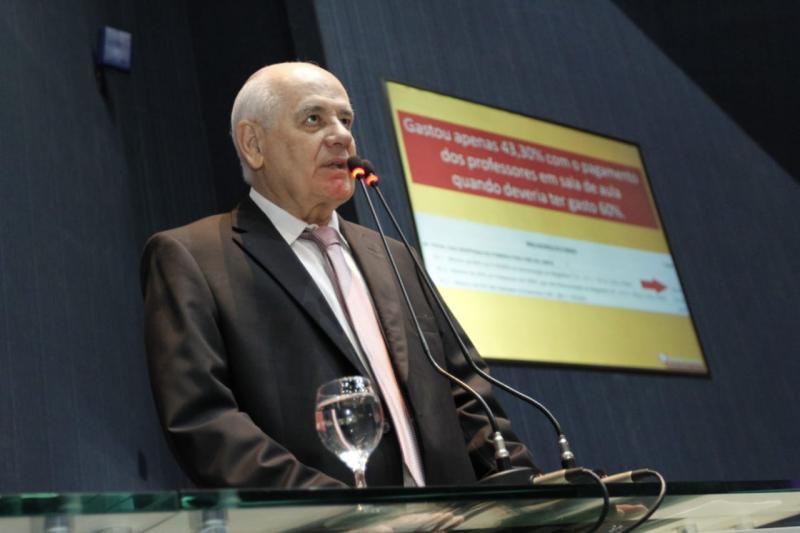 Governo deixa de pagar mais de R$ 450 milhões de Fundeb aos professores Governo deixa de pagar mais de R$ 450 milhões de Fundeb aos professores