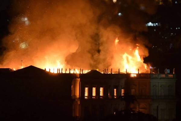 Presidenciáveis se manifestam sobre incêndio no Museu Nacional Presidenciáveis se manifestam sobre incêndio no Museu Nacional