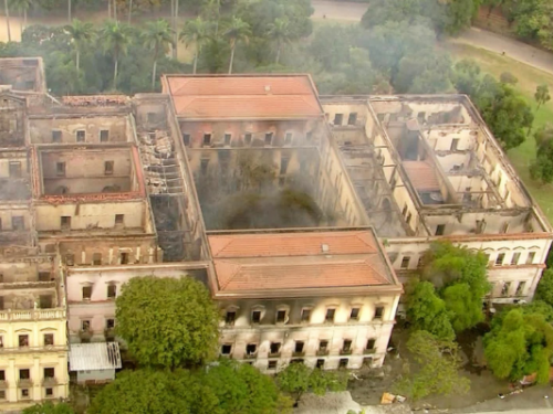 Defesa Civil entra no Museu Nacional para avaliar risco de desabamento Defesa Civil entra no Museu Nacional para avaliar risco de desabamento