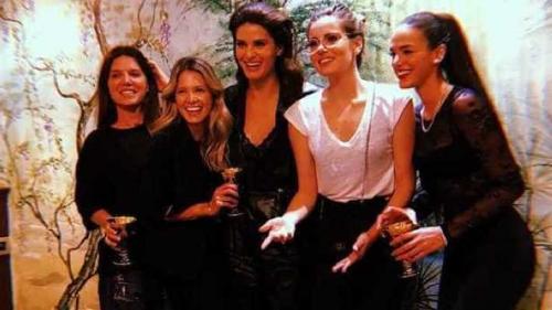 Marquezine, Camila Queiroz e Isabeli Fontana curtem noite na Itália Marquezine, Camila Queiroz e Isabeli Fontana curtem noite na Itália