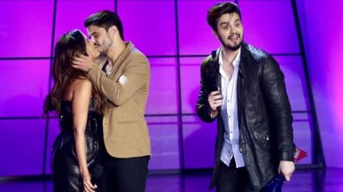 Solteira, Anitta e cantor do Atitude67 se beijam no Prêmio Multishow Solteira, Anitta e cantor do Atitude67 se beijam no Prêmio Multishow