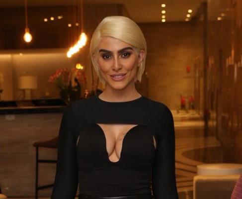 Cleo surge platinada e celebra aniversário de 36 anos com festão Cleo surge platinada e celebra aniversário de 36 anos com festão