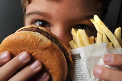 Maioria de adolescentes acompanhados na atenção básica alimenta-se mal Maioria de adolescentes acompanhados na atenção básica alimenta-se mal