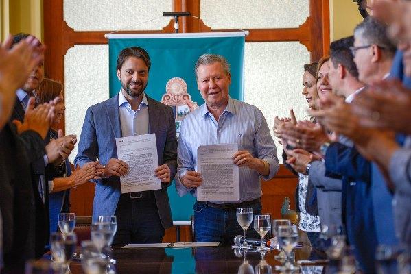Arthur Neto assina contrato de R$ 48 milhões para construção de casas Arthur Neto assina contrato de R$ 48 milhões para construção de casas