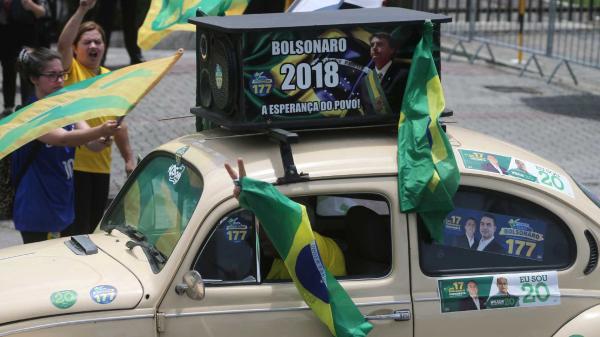 Efeito Bolsonaro pode eleger até 11 governadores Efeito Bolsonaro pode eleger até 11 governadores
