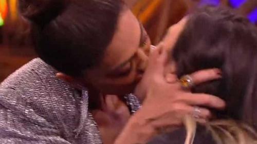 Ju Paes dá beijão de língua em Tatá Werneck: 'Não dou beijo técnico' Ju Paes dá beijão de língua em Tatá Werneck: 'Não dou beijo técnico'