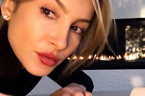 Claudia Leitte desabafa sobre assédio de Silvio Santos e recebe apoio de famosas Claudia Leitte desabafa sobre assédio de Silvio Santos e recebe apoio de famosas