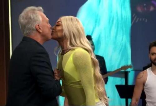'Não me faz menos homem', diz Bial sobre beijo em Pabllo Vittar 'Não me faz menos homem', diz Bial sobre beijo em Pabllo Vittar