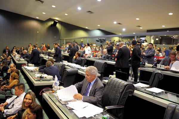 Deputados autorizam governo a pagar cooperativas com recursos de fundos Deputados autorizam governo a pagar cooperativas com recursos de fundos