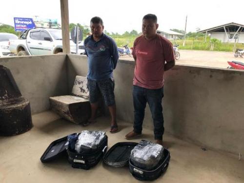 Dupla é presa no aeroporto de Eirunepé com 25 kg de drogas Dupla é presa no aeroporto de Eirunepé com 25 kg de drogas