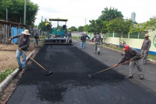 Ruas do bairro Itaúna 2 recebem recapeamento asfáltico, em Parintins Ruas do bairro Itaúna 2 recebem recapeamento asfáltico, em Parintins
