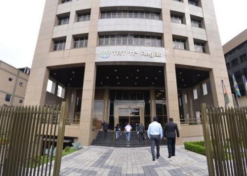 TRT11 anula justa causa de funcionária demitida por beijar colega no trabalho TRT11 anula justa causa de funcionária demitida por beijar colega no trabalho