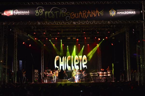 Festa do Guaraná em Maués reúne 50 mil pessoas na praia Festa do Guaraná em Maués reúne 50 mil pessoas na praia