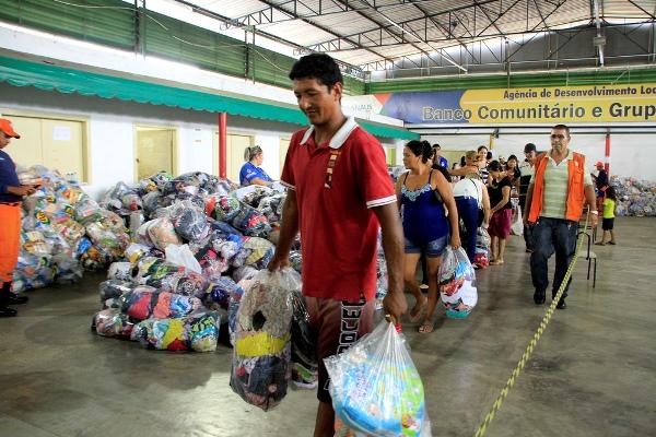 Prefeitura de Manaus intensifica entrega de doações às vítimas de incêndio Prefeitura de Manaus intensifica entrega de doações às vítimas de incêndio
