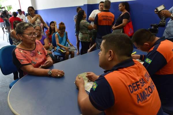 Governo começa a pagar benefício de R$ 900 para vitimas do incêndio no Educandos Governo começa a pagar benefício de R$ 900 para vitimas do incêndio no Educandos