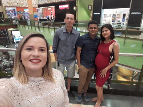 MINHA SELF | Rayça e amigos durante passeio em shopping de Manaus MINHA SELF | Rayça e amigos durante passeio em shopping de Manaus