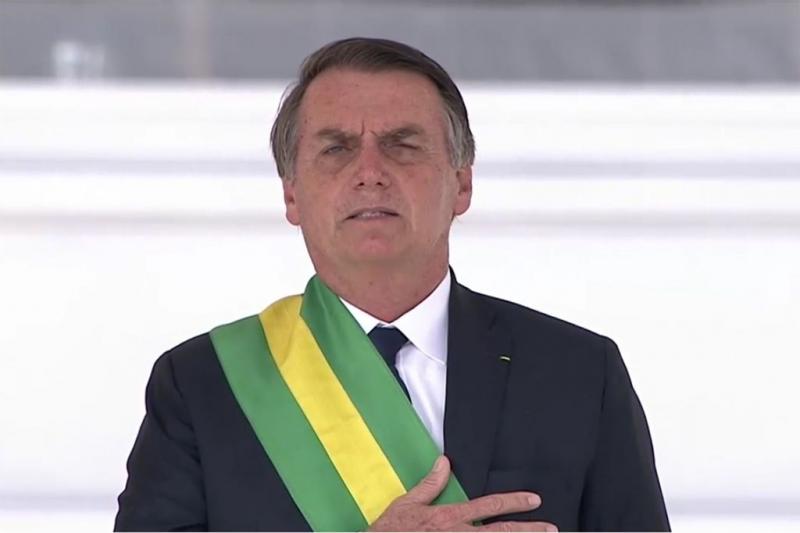 Bolsonaro assina decreto que fixa salário mínimo em R$ 998 em 2019 Bolsonaro assina decreto que fixa salário mínimo em R$ 998 em 2019