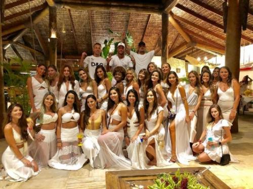 Neymar e Medina comemoram Ano Novo ao lado com 26 mulheres Neymar e Medina comemoram Ano Novo ao lado com 26 mulheres
