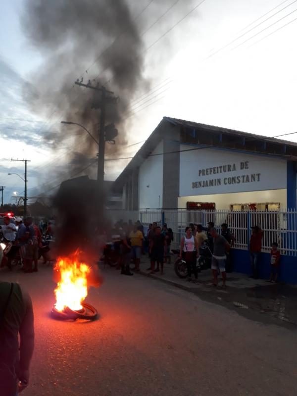 Prefeitos de Tabatinga e Benjamin não pagam salários e servidores protestam Prefeitos de Tabatinga e Benjamin não pagam salários e servidores protestam