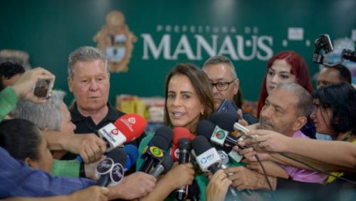 Prefeitura de Manaus distribui alimentos doados no Réveillon às vítimas de incêndio Prefeitura de Manaus distribui alimentos doados no Réveillon às vítimas de incêndio
