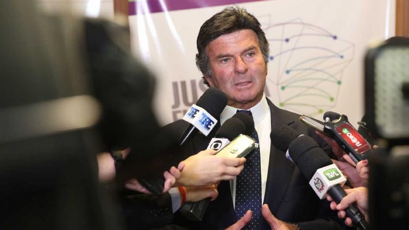 STF manda suspender investigação sobre Queiroz STF manda suspender investigação sobre Queiroz