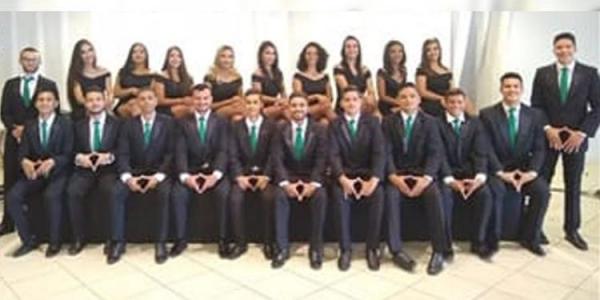 Alunos da UEPA são impedidos de colar grau após gesto obsceno em ensaio fotográfico Alunos da UEPA são impedidos de colar grau após gesto obsceno em ensaio fotográfico