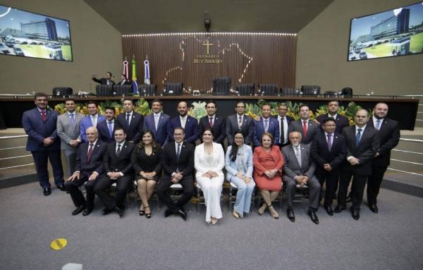 Deputados são empossados na ALEAM e aclamam Josué Neto como presidente Deputados são empossados na ALEAM e aclamam Josué Neto como presidente