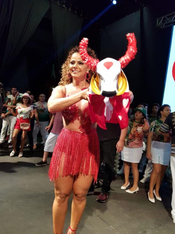 'Em Parintins, sou vermelho e amo o boi Garantido', diz Viviane Araújo 'Em Parintins, sou vermelho e amo o boi Garantido', diz Viviane Araújo
