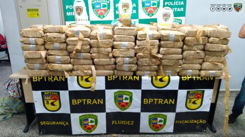 Polícia Militar apreende 260 quilos de maconha na rodovia AM-070 Polícia Militar apreende 260 quilos de maconha na rodovia AM-070