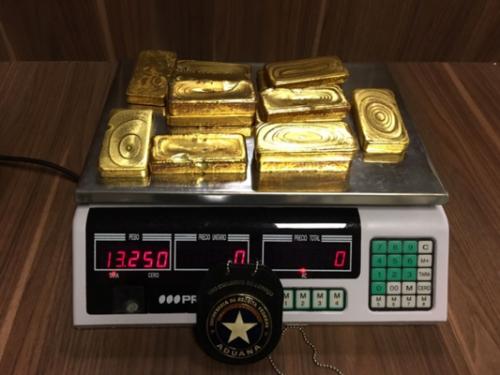 Alfândega apreende mais de 13 kg de ouro no aeroporto Eduardo Gomes Alfândega apreende mais de 13 kg de ouro no aeroporto Eduardo Gomes