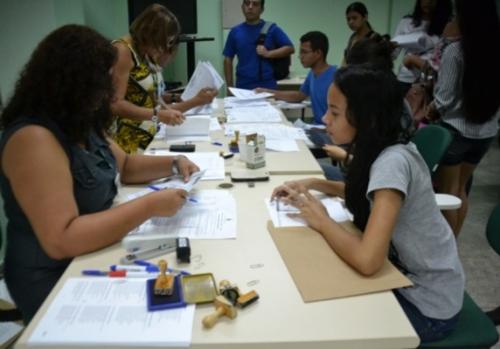 Alunos ingressam na UEA após problemas com certificado do ensino médio Alunos ingressam na UEA após problemas com certificado do ensino médio