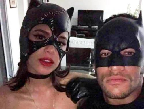 Bruna Marquezine e Neymar, enfim, posam juntos e bombam na web Bruna Marquezine e Neymar, enfim, posam juntos e bombam na web