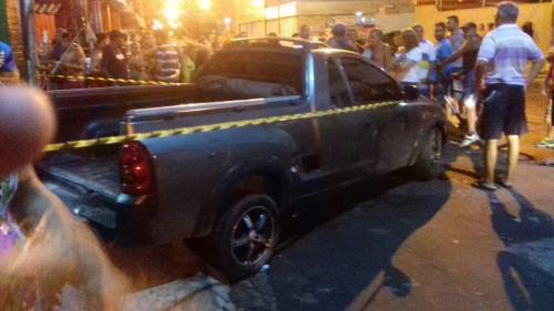 Carro descontrolado mata três pessoas na Cachoeirinha e deixa feridos, em Manaus Carro descontrolado mata três pessoas na Cachoeirinha e deixa feridos, em Manaus