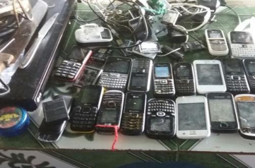 Celulares, armas brancas e entorpecentes são apreendidos em presídio de Coari Celulares, armas brancas e entorpecentes são apreendidos em presídio de Coari