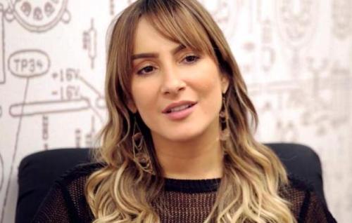 Claudia Leitte pede ajuda para Ivete Sangalo por dívida milionária Claudia Leitte pede ajuda para Ivete Sangalo por dívida milionária