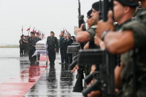 Debaixo de chuva e muita emoção, corpos das vítimas são recebidos em Chapecó Debaixo de chuva e muita emoção, corpos das vítimas são recebidos em Chapecó