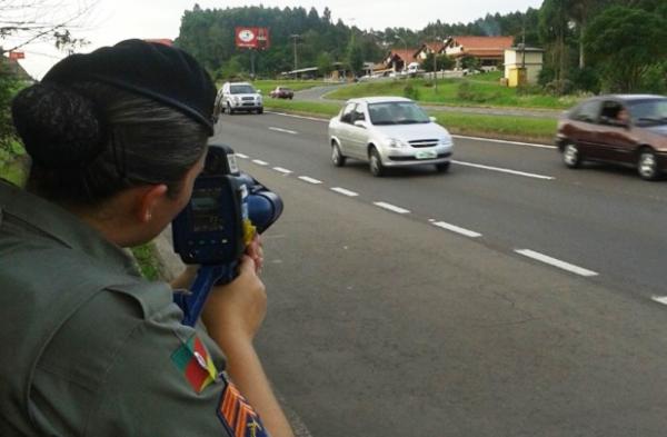 Doze radares móveis estão sendo usados para multar motoristas em Manaus Doze radares móveis estão sendo usados para multar motoristas em Manaus