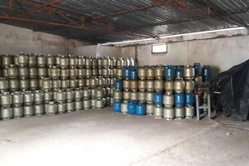 Em Eirunepé, empresários e comerciantes são presos na operação 'Bomba Relógio' , por venda irregular de botijões Em Eirunepé, empresários e comerciantes são presos na operação 'Bomba Relógio' , por venda irregular de botijões