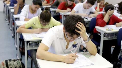 Estudantes têm até esta sexta-feira (10) para se inscrever no Fies Estudantes têm até esta sexta-feira (10) para se inscrever no Fies