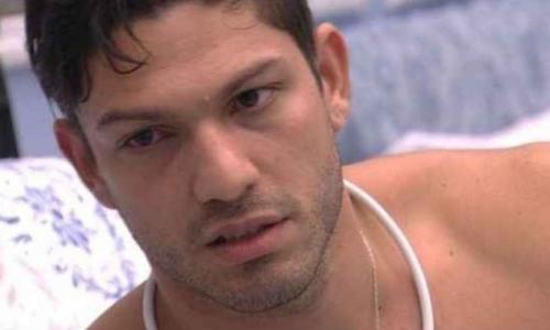 Ex-BBB assume vício em sexo: 'Sou ninfomaníaco, só paro se pedir' Ex-BBB assume vício em sexo: 'Sou ninfomaníaco, só paro se pedir'