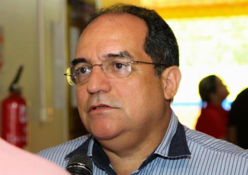 Ex-prefeito de Figueiredo teria sumido com R$ 1,5 milhão da contribuição dos servidores Ex-prefeito de Figueiredo teria sumido com R$ 1,5 milhão da contribuição dos servidores