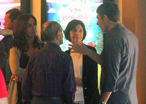 Fátima Bernardes encontra Bonner em apresentação dos filhos no teatro Fátima Bernardes encontra Bonner em apresentação dos filhos no teatro