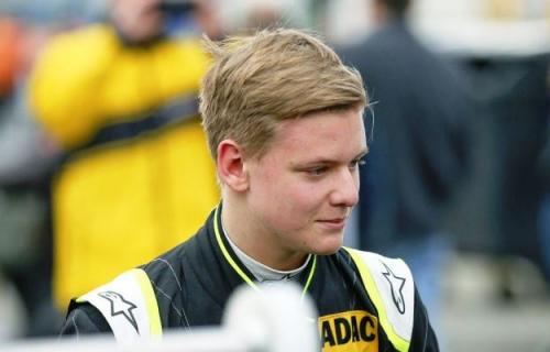 Filho de Schumacher vai disputar categoria de acesso à F-1 Filho de Schumacher vai disputar categoria de acesso à F-1