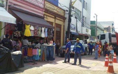 Fiscais do Implurb apreendem materiais em calçadas da Eduardo Ribeiro e rua da Instalação Fiscais do Implurb apreendem materiais em calçadas da Eduardo Ribeiro e rua da Instalação