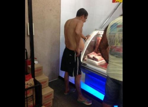 Foto de Zeca Pagodinho sem camisa em açougue viraliza na web Foto de Zeca Pagodinho sem camisa em açougue viraliza na web