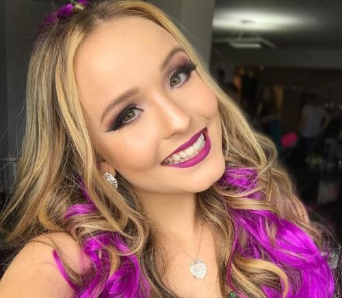 Larissa Manoela é tietada por executivos da TV Globo durante filmagem no Rio Larissa Manoela é tietada por executivos da TV Globo durante filmagem no Rio