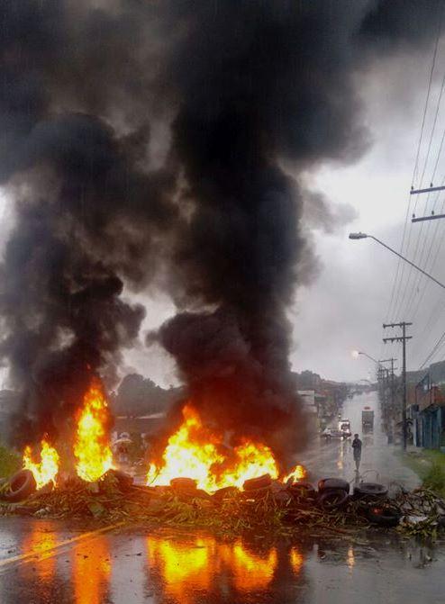 Moradores protestam após inundação de casas na Zona Leste, em Manaus Moradores protestam após inundação de casas na Zona Leste, em Manaus